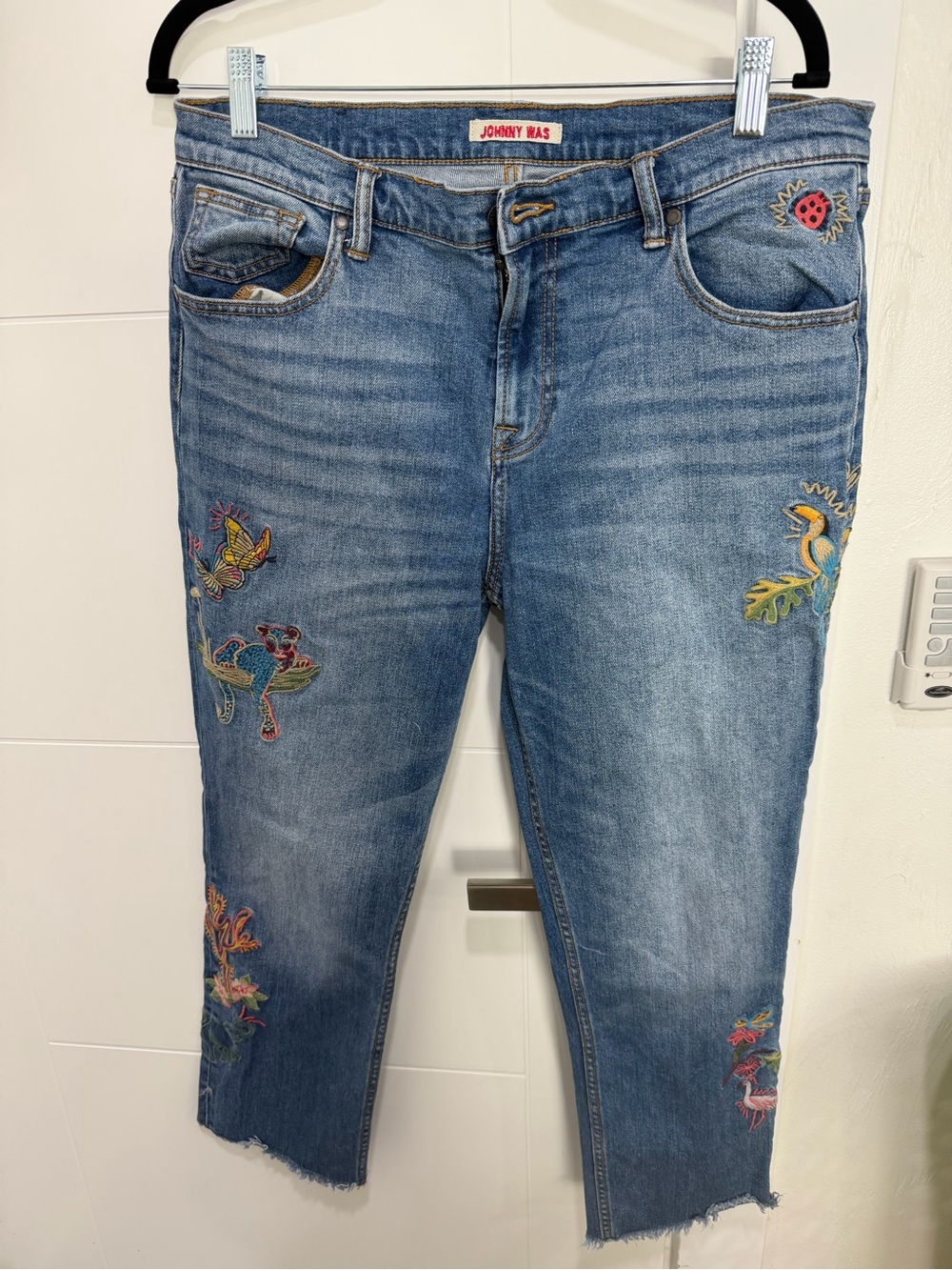 Johnny Was Medium Blue Denim Cropped Jeans with Multicolor Embroidery 30 parrot